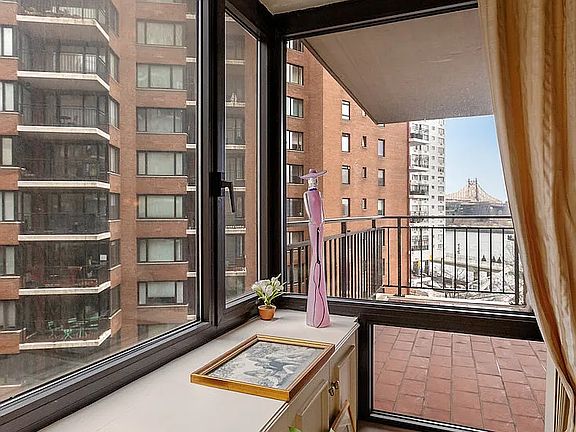 5th image of 60 Sutton Pl #7FS