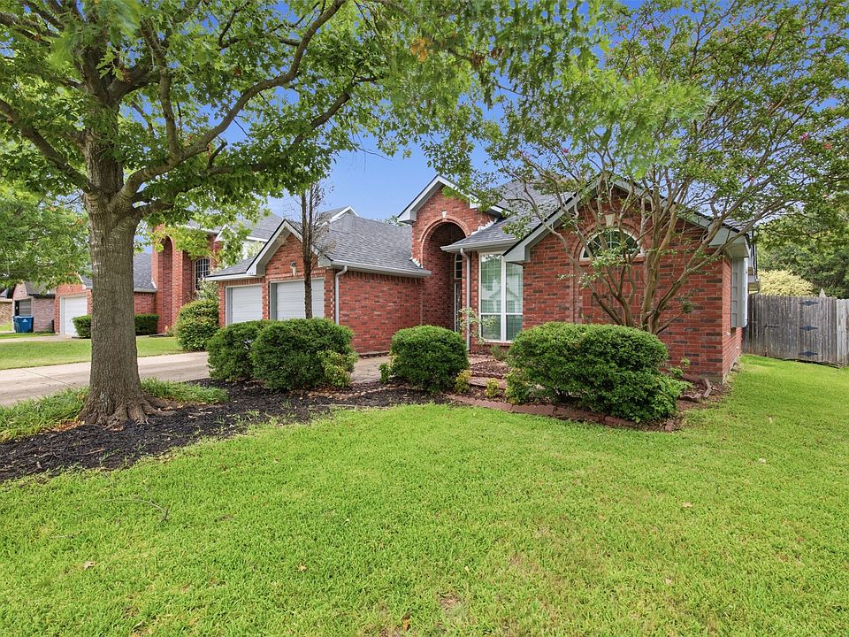 1st image of 140 Woodcreek Dr