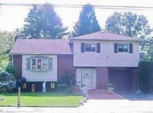 98 Woods Rd, North Babylon, NY 11703
