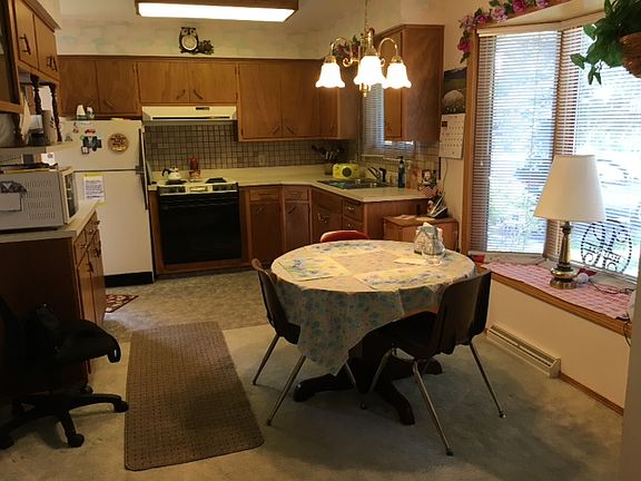 3rd image of 629 Riverview Dr E