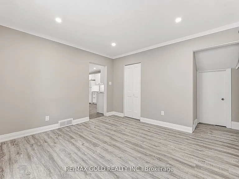 4445 Simcoe St — Photo 16