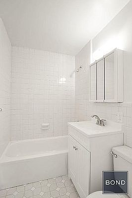 5th image of 310 W 80th St APT 4C