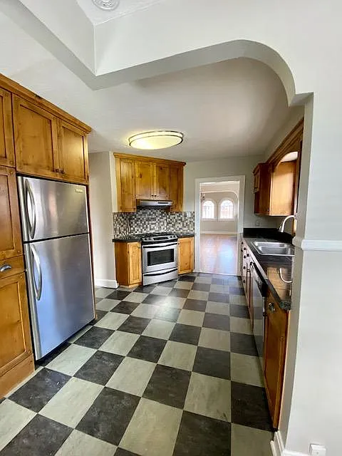 5 bed, 2100 sqft, $3,900 — Photo 3