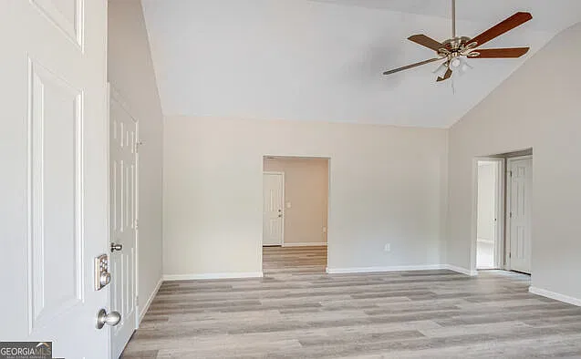 3 bed, 2.0 bath, 1400 sqft, $2,000 — Photo 2