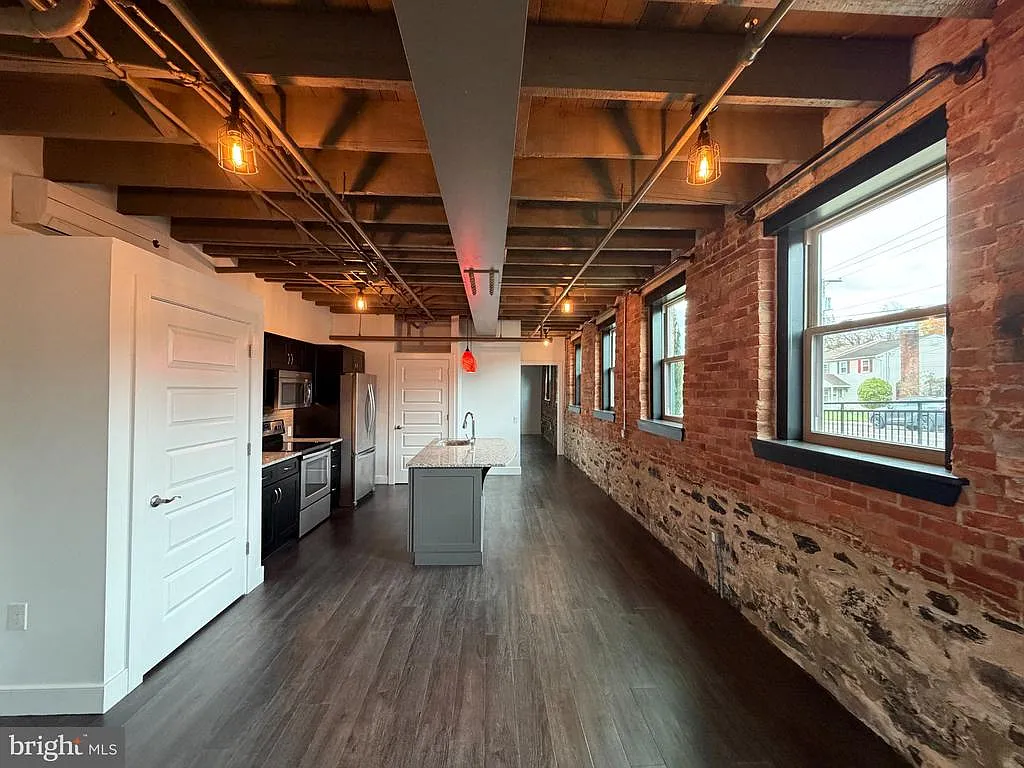 820 W Market St — Photo 4