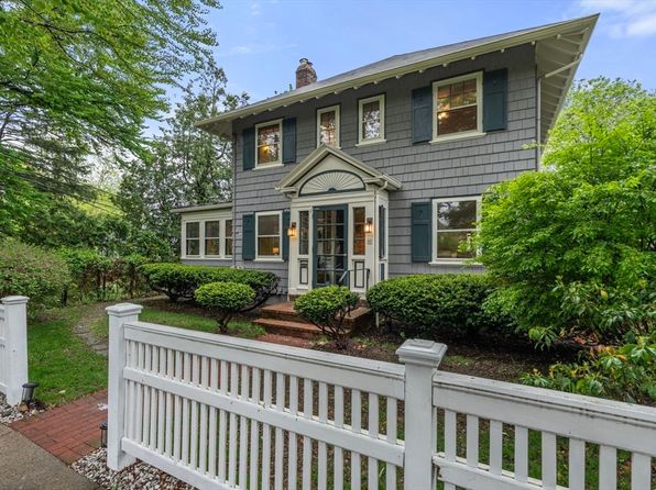 37 Pondview Ave, Jamaica Plain, MA 02130