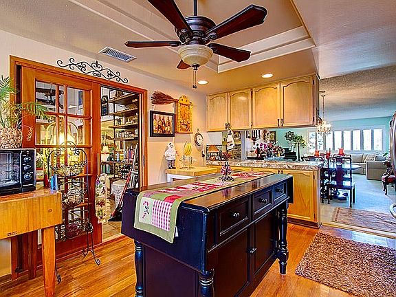 3rd image of 948 Eastmont Pl