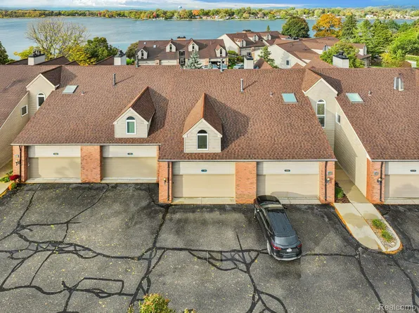 3388 Loon Lake Ct, Waterford, MI 48329