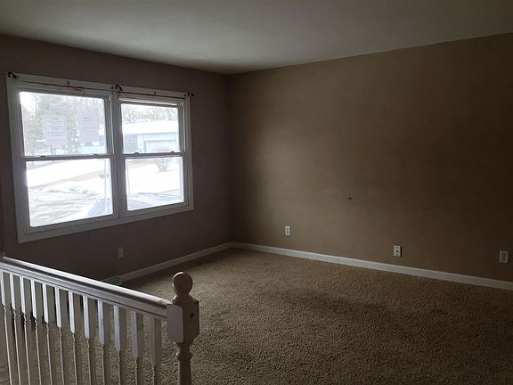 3rd image of 3202 Lyons Ave