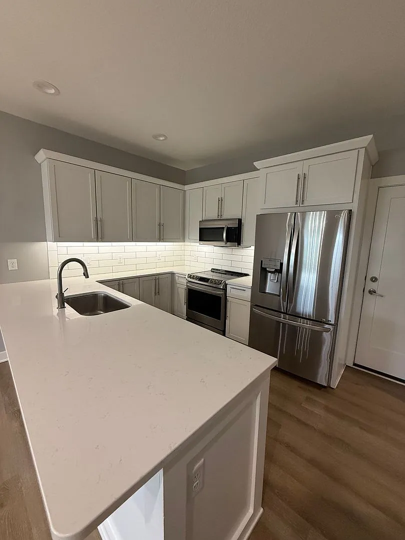 King's Grove Townhome Rentals — Photo 2