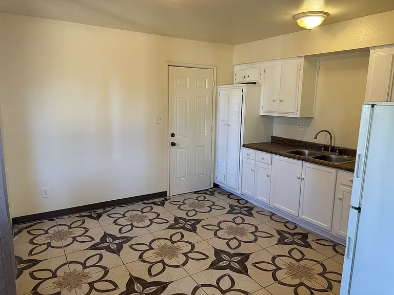 312 Knotts St #A — Photo 5
