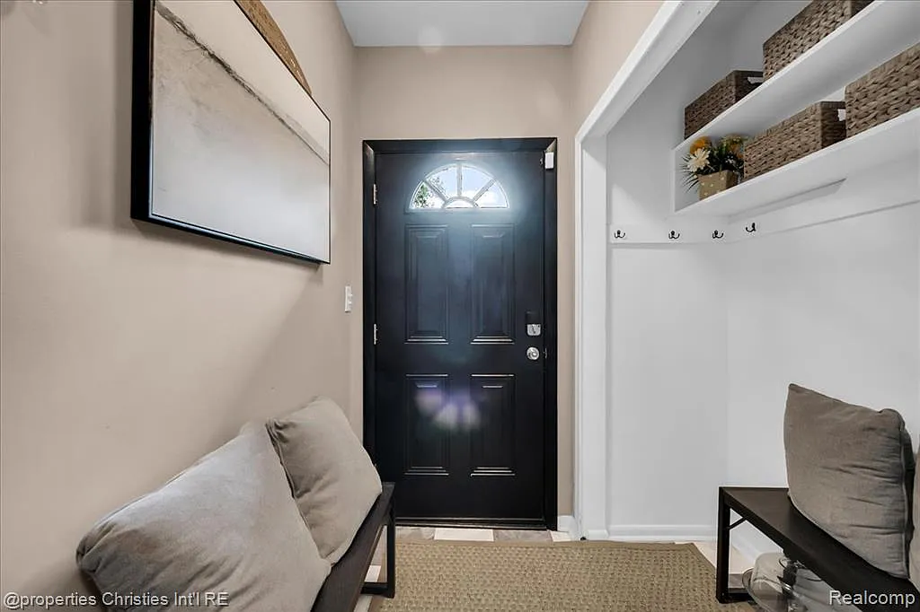 5 bed, 3.5 bath, 3576 sqft, $4,200 — Photo 4