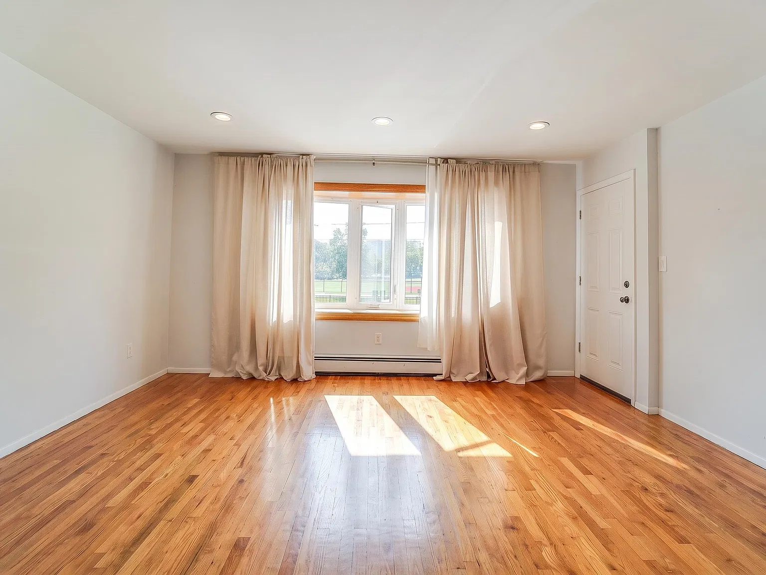 3 bed, 2.0 bath, 1400 sqft, $2,995 — Photo 1
