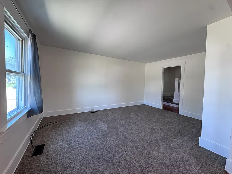 2403 Woodside Ave — Photo 2