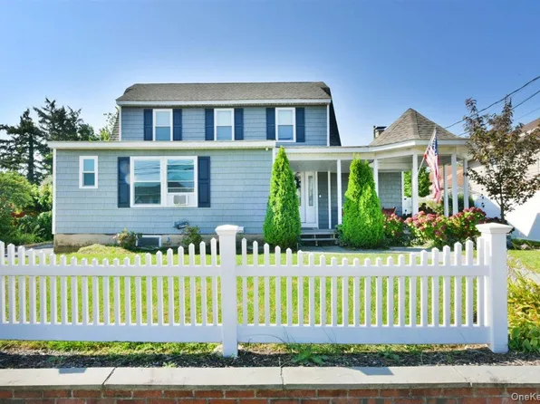 3 Berryhill Lane, Bethpage, NY 11714