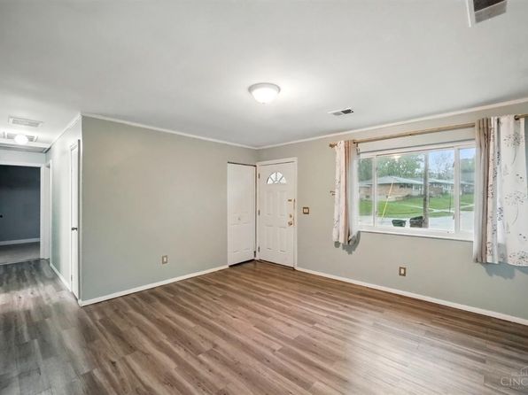 9002 Orangewood Dr, Cincinnati, OH 45231