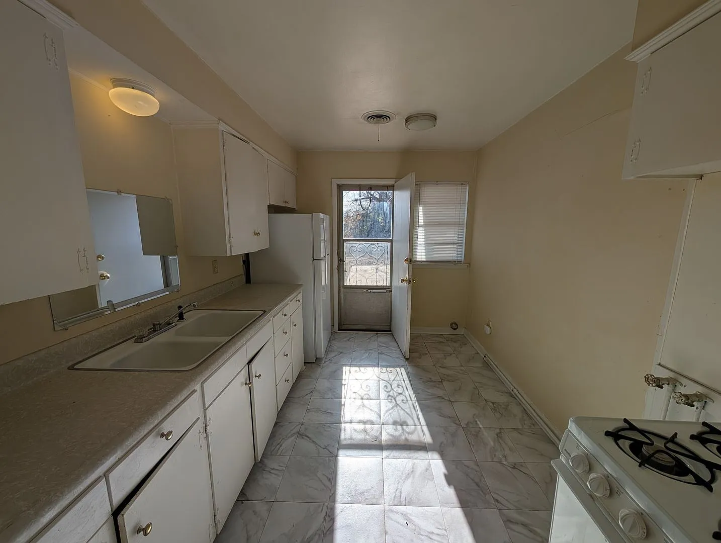 2 bed, 1 bath duplex house in Edmond with central heat and air next to UCO campus — Photo 3