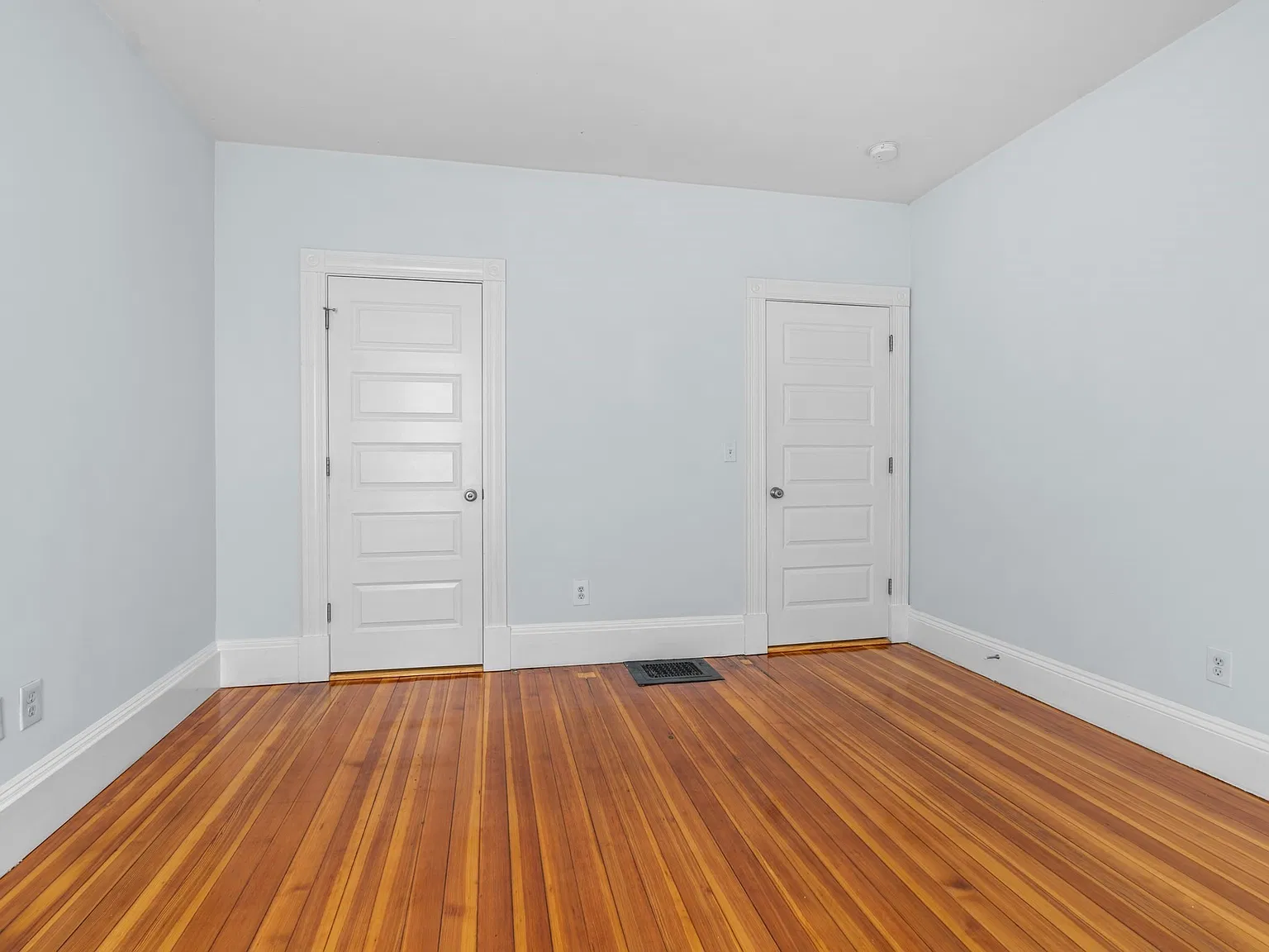 4 bed, 1200 sqft, $3,600 — Photo 2