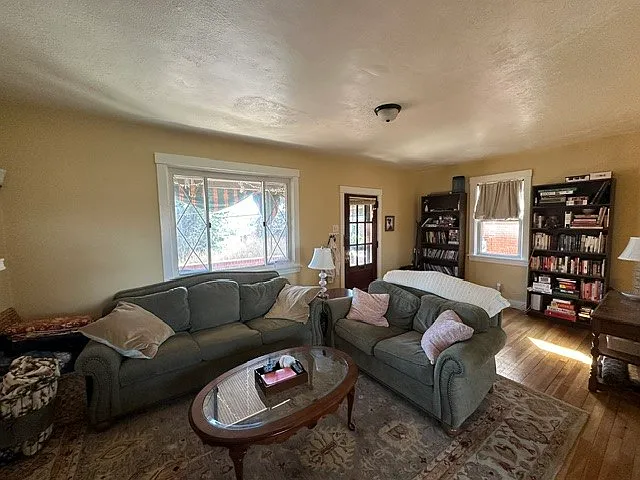 3 bed, $1,895 — Photo 3