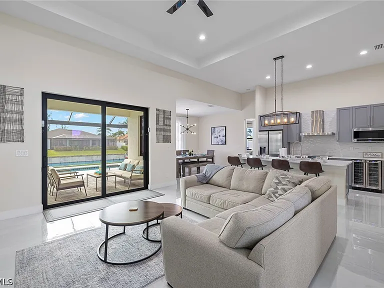 1137 SW 18th Ct — Photo 3
