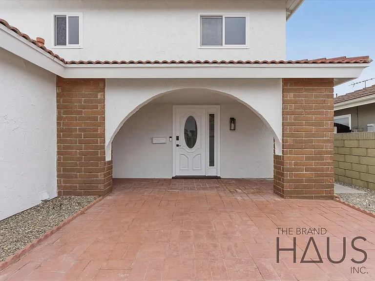 6861 Defiance Dr — Photo 2