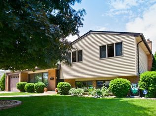 1914 N Verde Dr, Arlington Heights, IL 60004