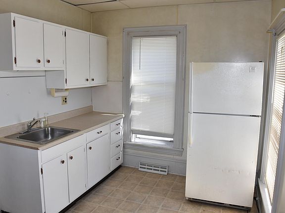 3rd image of 425 Walnut St Floor 2