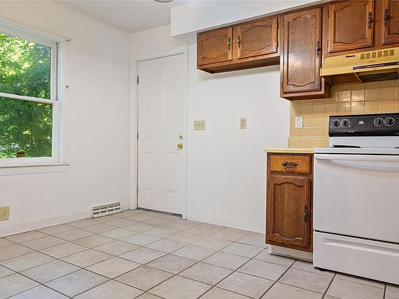 4th image of 58 Green Acres St