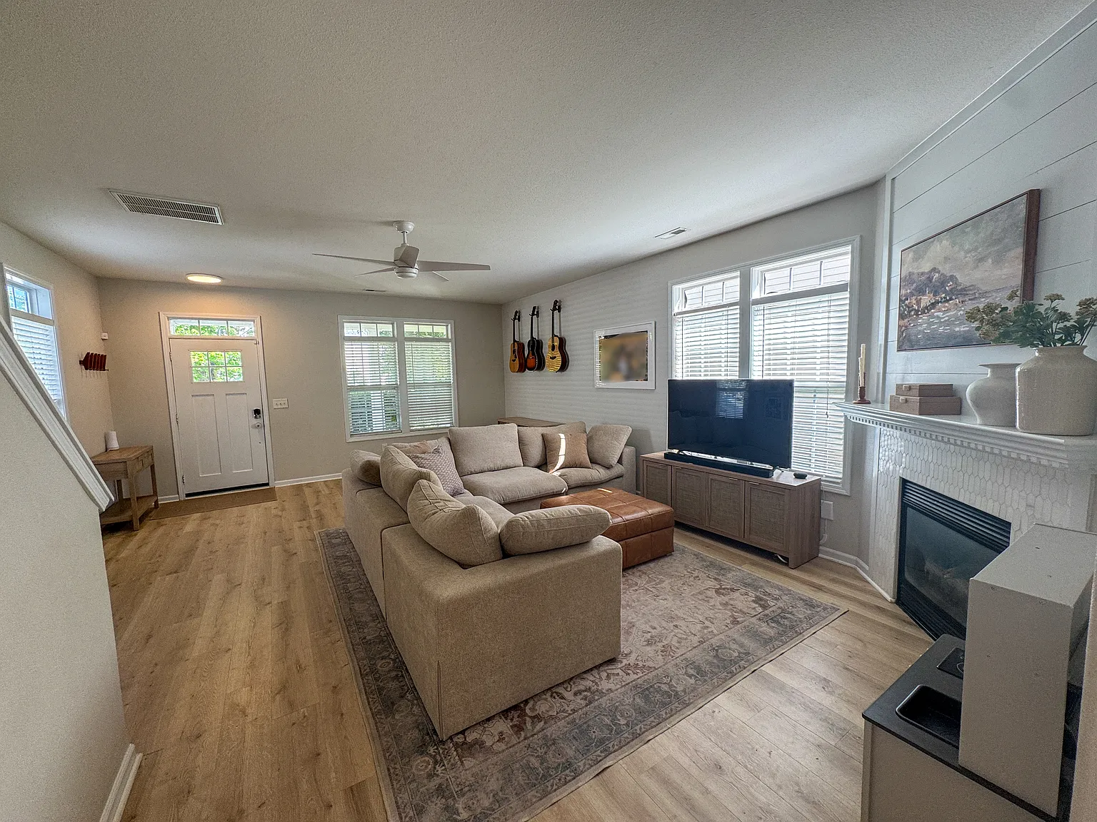 4 bed, 2.5 bath, 2026 sqft, $2,900 — Photo 4