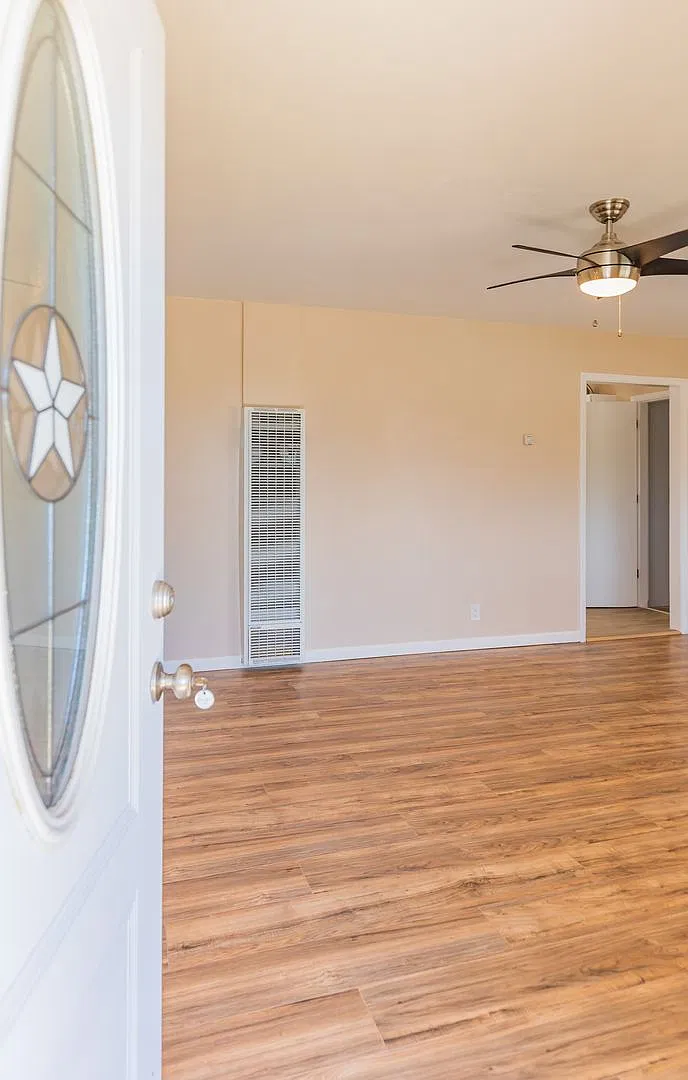Spacious 4 Bedroom Home — Photo 2