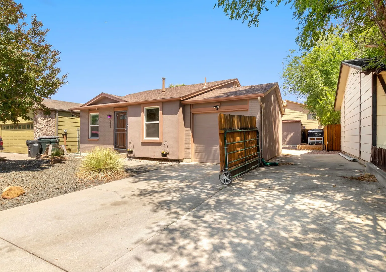 Updated 4-Bedroom Home with Central A/C & Xeriscaped Yard — Photo 4