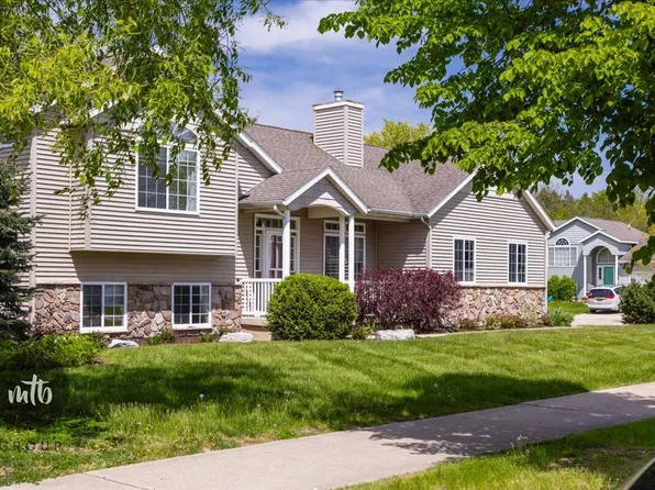 2568 Orchard View Dr NE, Grand Rapids, MI 49505