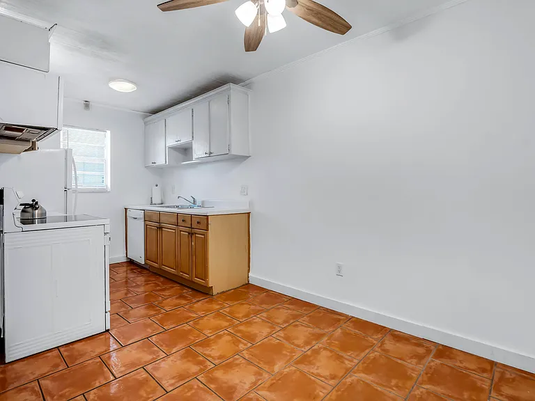 421 NE 1st St #204 — Photo 18