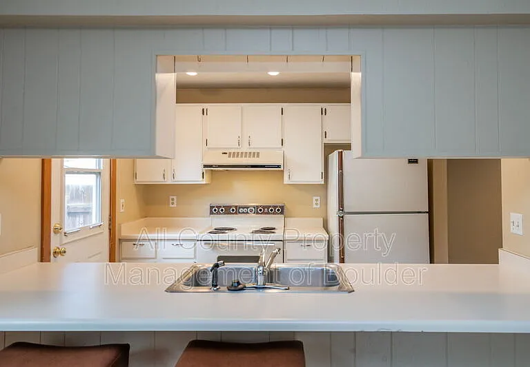 819 Elliott St — Photo 5
