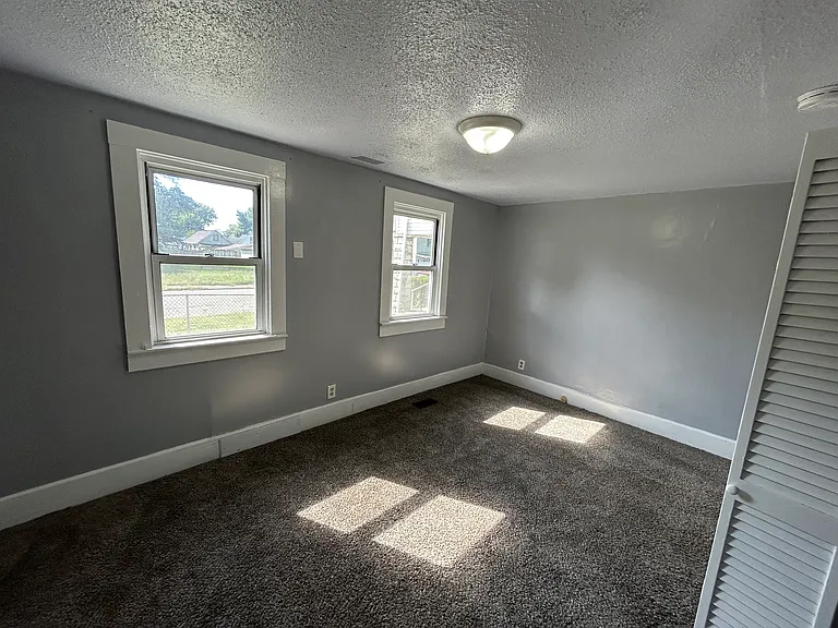 648 E Oregon St — Photo 6