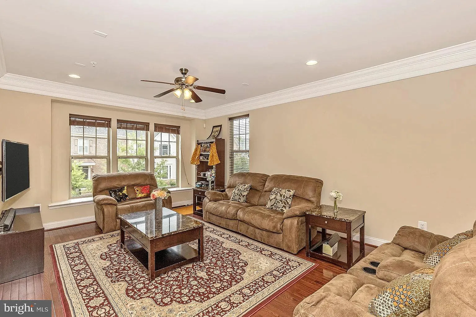 3 bed, 2.5 bath, 2410 sqft, $3,200 — Photo 4