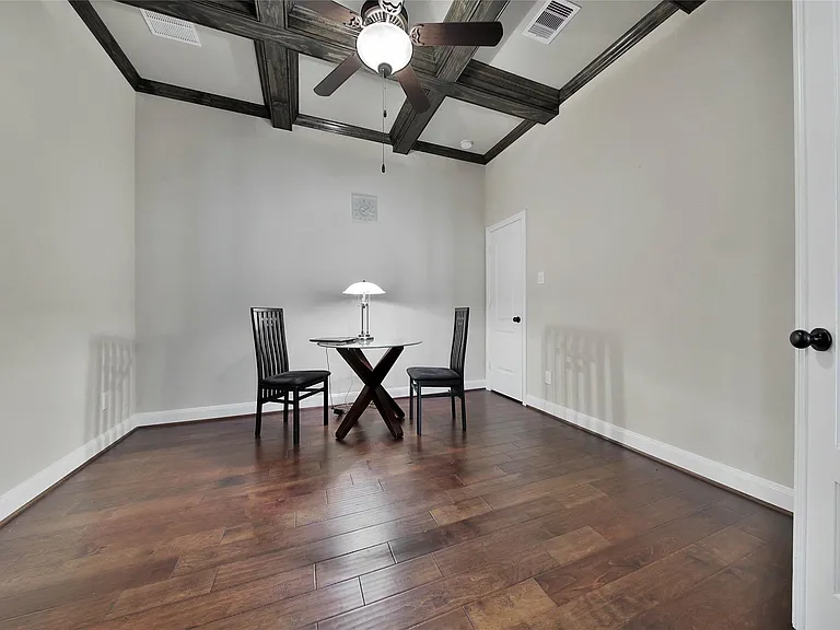 2718 Carriage Hollow Ln — Photo 5