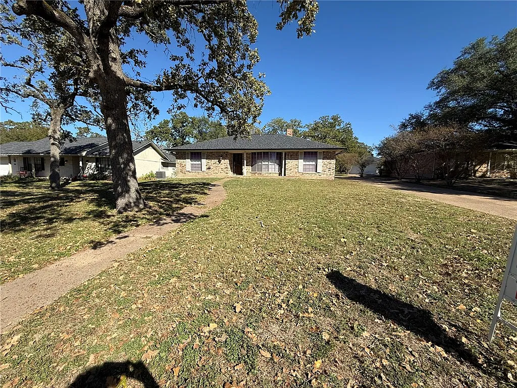3 bed, 2111 sqft, $2,400 — Photo 2