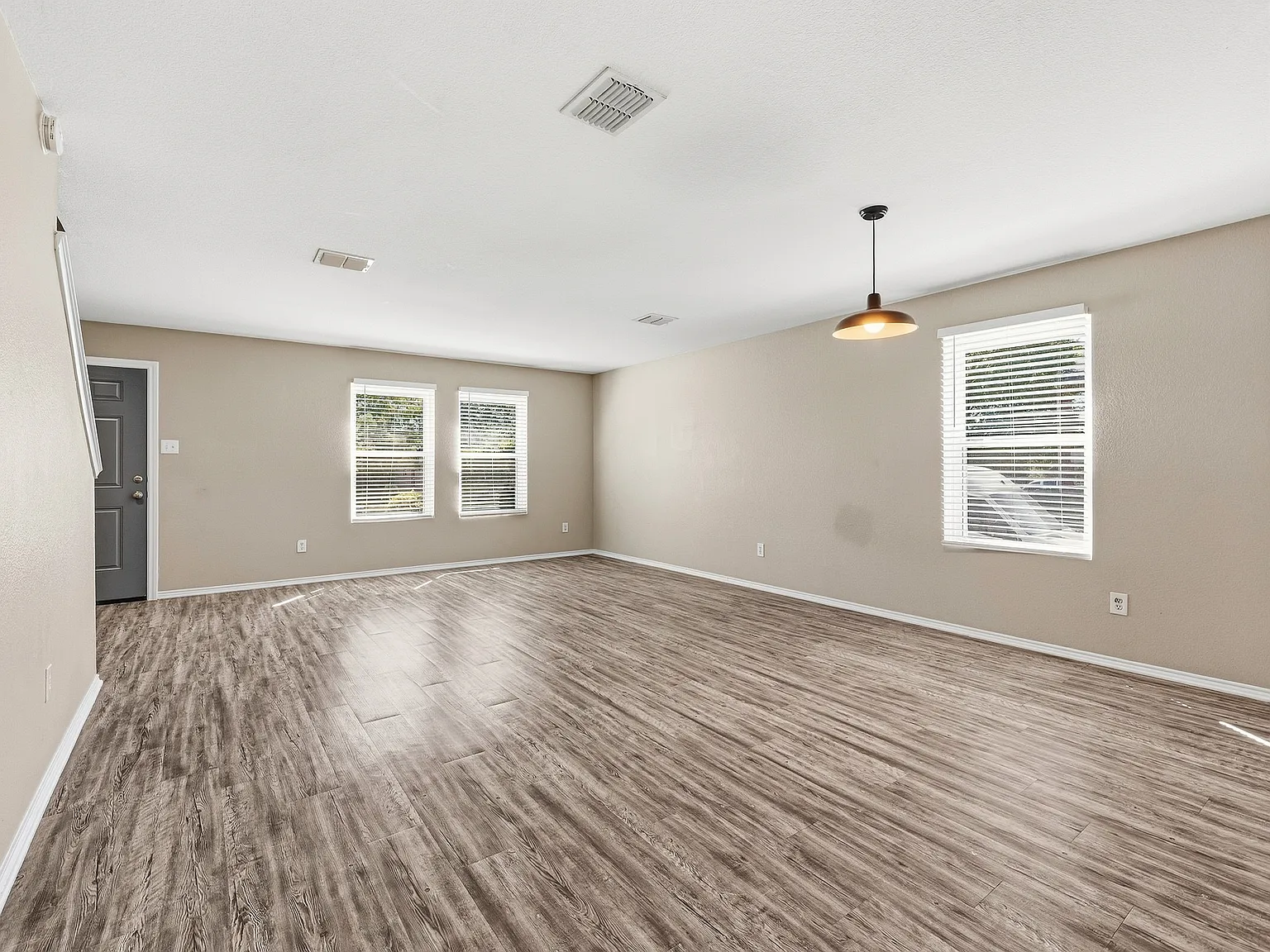 4 bed, 2415 sqft, $2,500 — Photo 2