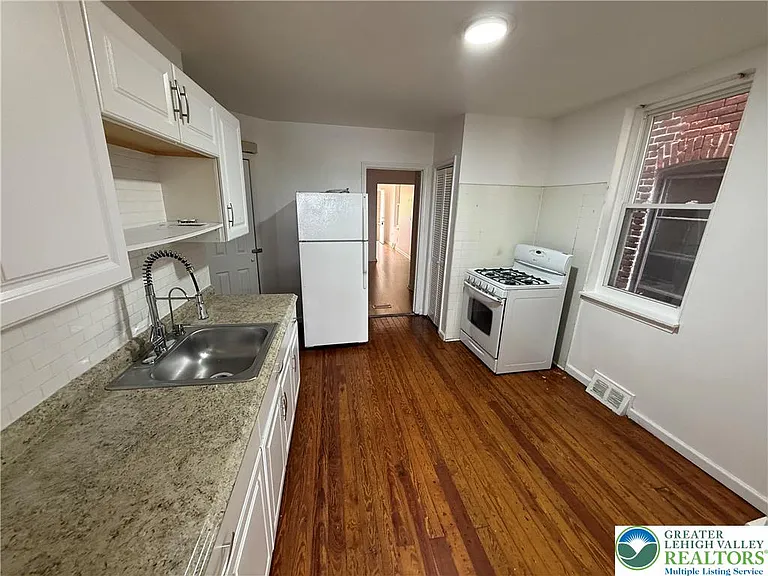 1113 E 4th St #1 — Photo 5