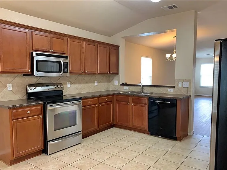 2103 Scott Dr — Photo 5