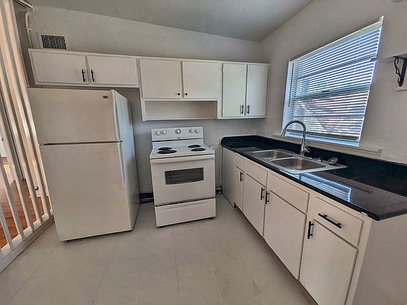 3rd image of 2648 Dellwood Ave Unit 3