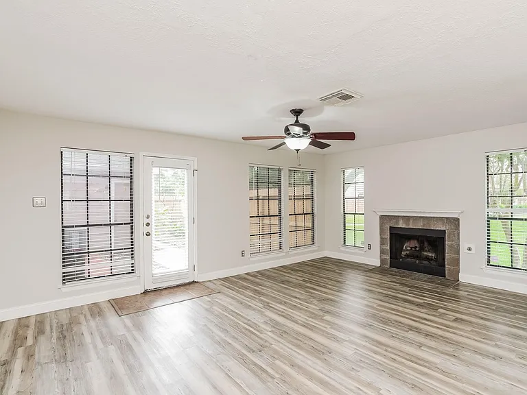17263 Saturn Ln — Photo 4