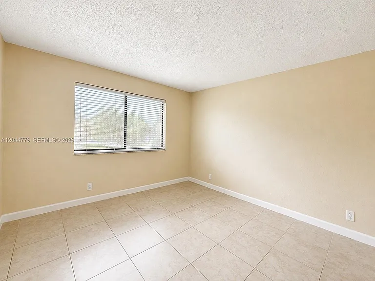 405 Lakeview Dr #202 — Photo 12