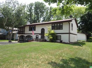512 Florida Ave SW, Orange City, IA 51041