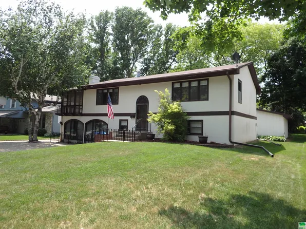 512 Florida Ave SW, Orange City, IA 51041