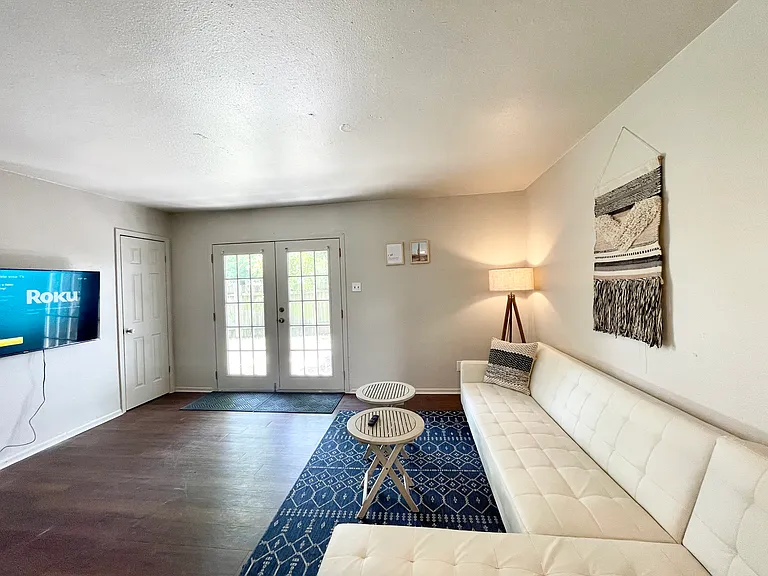 2413 Mission Hill Dr — Photo 2