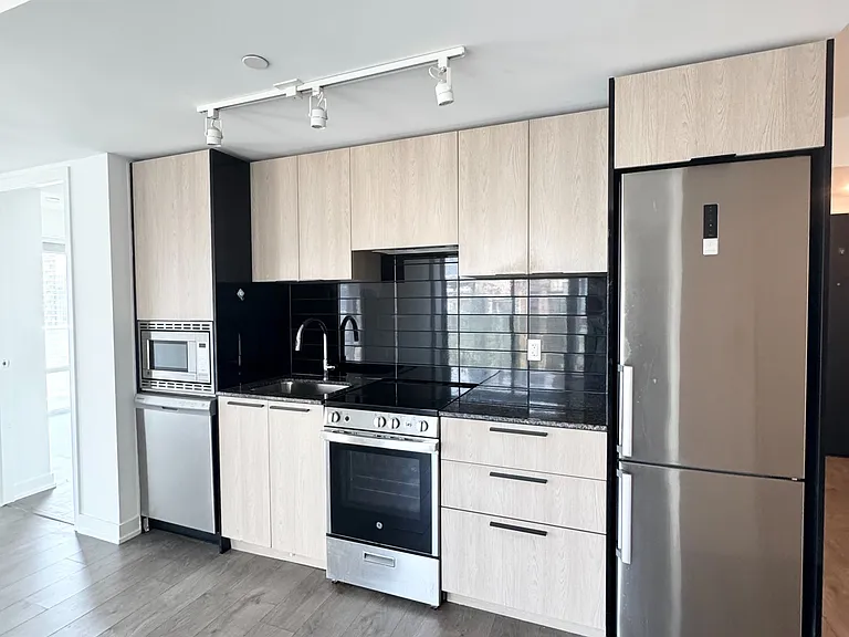 501 Yonge St #1905 — Photo 4