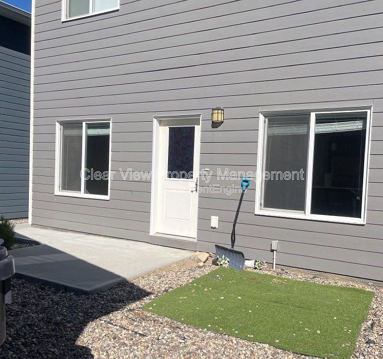 1st image of 338 Skeena Cres W