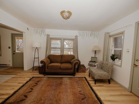 4th image of 122 1st Ave SE